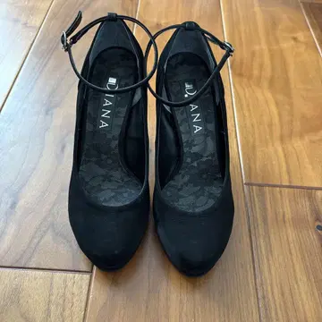 다이애나 스웨이드 블랙 펌프스 스트랩 포함