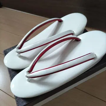 조리 화이트와 레드의 콤비네이션