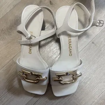FERRAGAMO 화이트 스트랩 샌들 사이즈 4