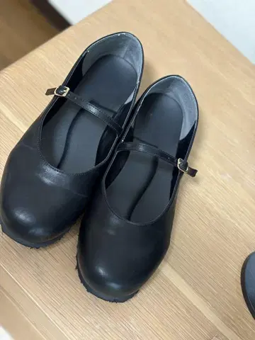 rakubaki 라쿠바키 스트랩이 달린 블랙 발레 슈즈
