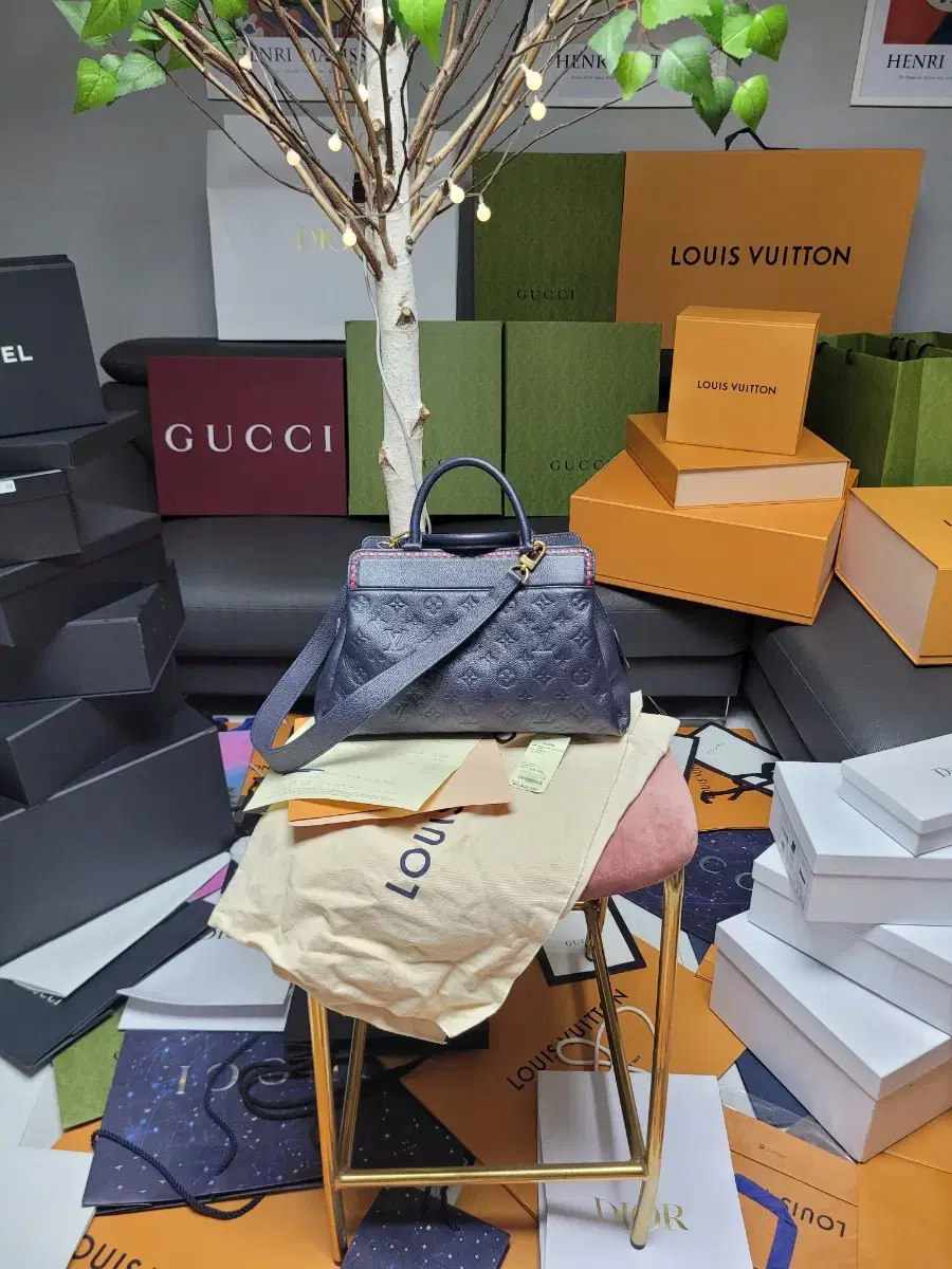 Louis Vuitton Empreinte Shoulder Tote, like new, 3.6 million