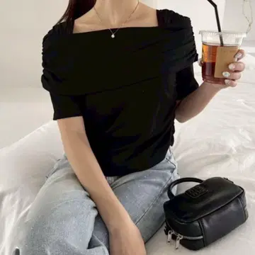 NICE CLAUP 오프숄더 컷 탑 블랙