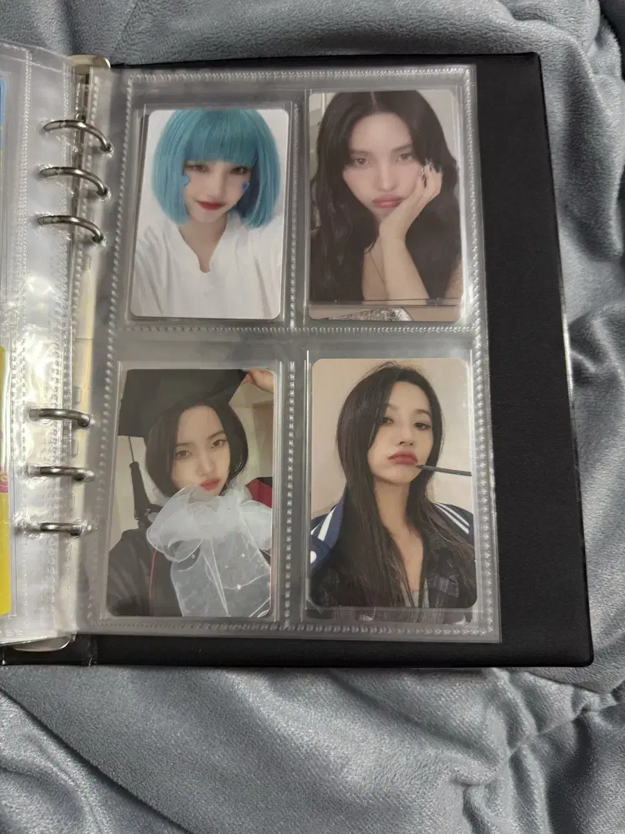 Extra Items)) idle yuqi soyeon photocard