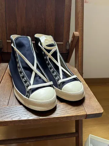 부처 프로덕트 플라잉 B 스니커즈 앳 라스트