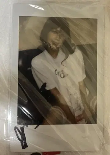 네이비 히카루 친필 사인 폴라로이드 & 티셔츠