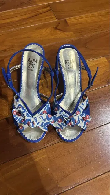 ANNA SUI 파란 꽃무늬 무당벌레 리본 포함 샌들