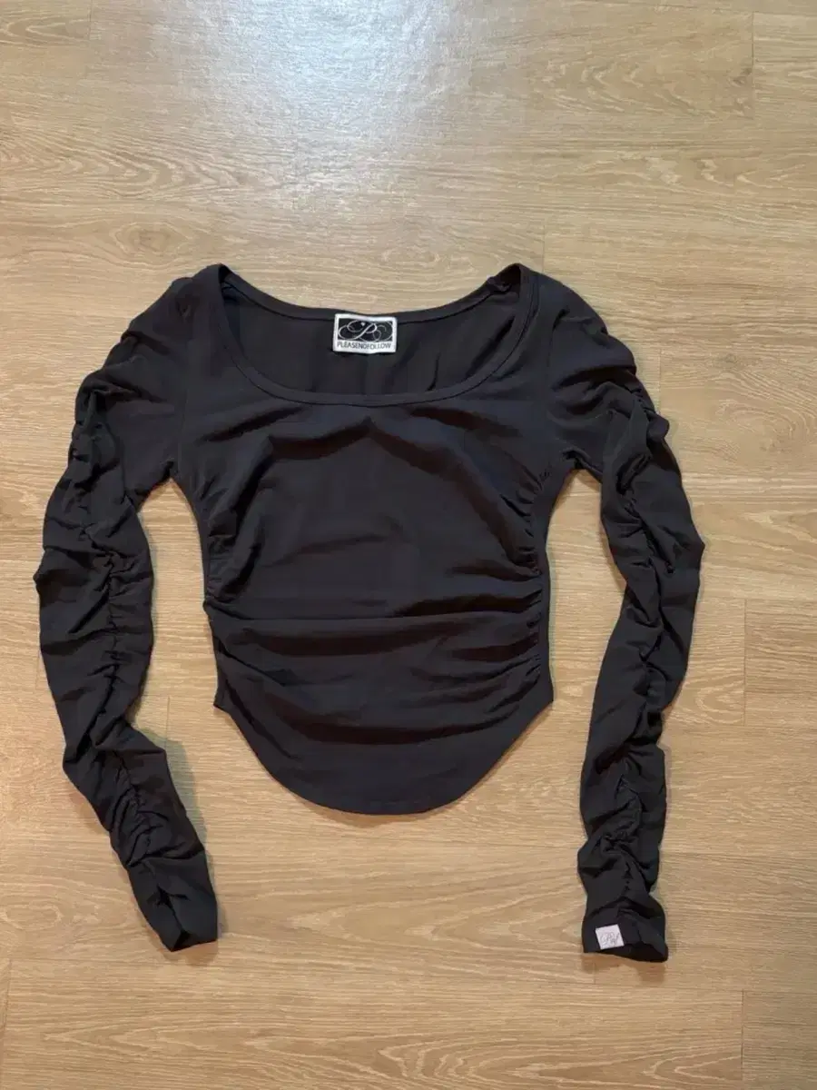 [Deep Charcoal] Pleasenofollow momo Shirring Top Pleasenofollow momo Top Sleeve Tee