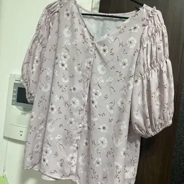 꽃무늬 퍼프 슬리브 블라우스 연한 핑크 어스