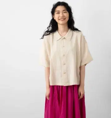 젠 선생님의 평상복 싸개 버튼 반팔 블라우스, 베이지