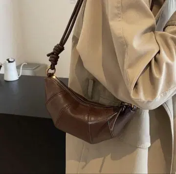 크루아상 백 브라운 커피