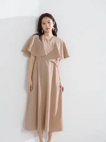 내추럴 뷰티 베이직 케이프 플레어 슬리브 원피스