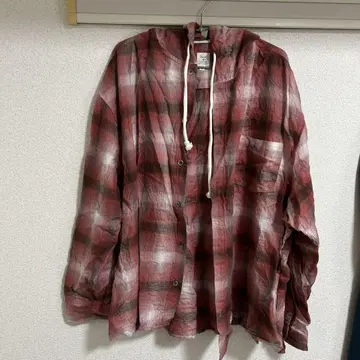 빨간색과 검은색 체크 무늬 후드 부착 후드티