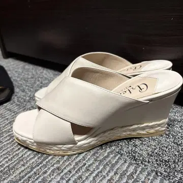 다이애나 새상품급 베이지 가죽 크로스 밴딩 샌들 M 사이즈