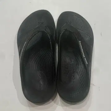 White Mountaineering 플립플랍 블랙