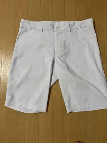 화이트 숏 팬츠 백 포켓 부착