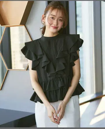 프릴이 달린 블랙 반팔 상의