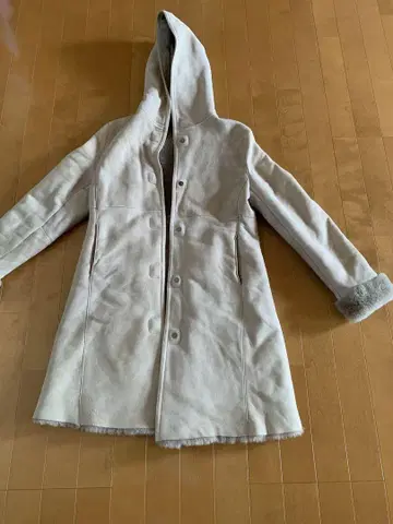 9 NINE LABEL 아이보리 후드 부착 무스탕 코트