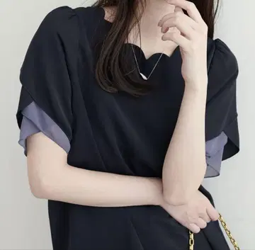 내추럴 꾸뛰르 튤립 슬리브 스캘럽 넥 블라우스