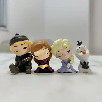 어깨 쿵 fig. 안나와 눈의 여왕