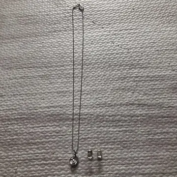 실버 목걸이와 귀걸이 세트