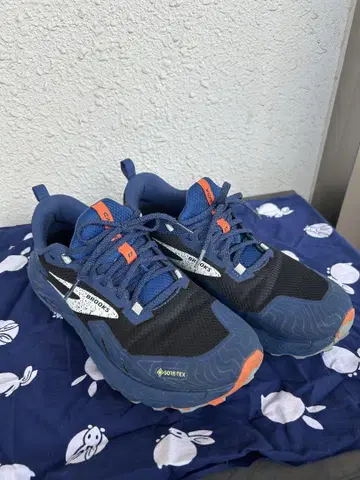 BROOKS CASCADIA 트레일 러닝화 27.5cm