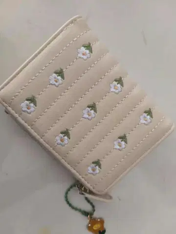 꽃 자수가 있는 베이지 코인 케이스