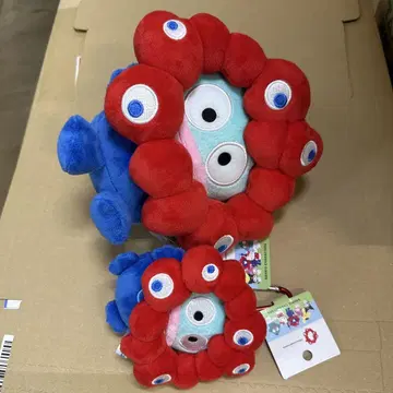 파랑과 빨간색 눈이 특징인 봉제 인형 세트