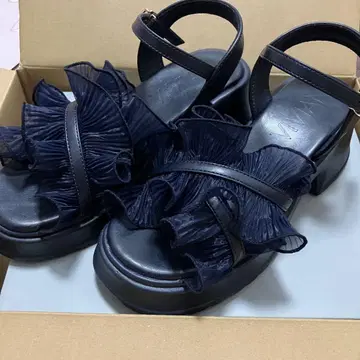 VIVIAN 시어 크로스 프릴 통굽 스트랩 샌들