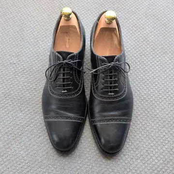 Santoni 블랙 가죽 캡토 드레스 신발