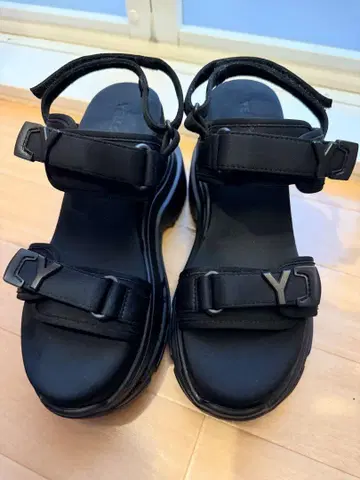 YELLO 샌들 블랙 통굽