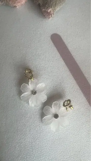 화이트 꽃 디자인 귀걸이