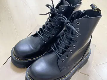 Dr. Martens 조던 8홀 부츠 통굽