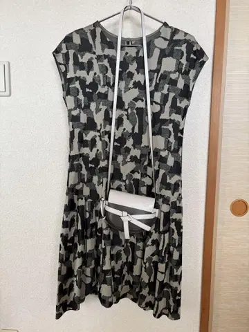 카모플라쥬 패턴 슬리브리스 원피스