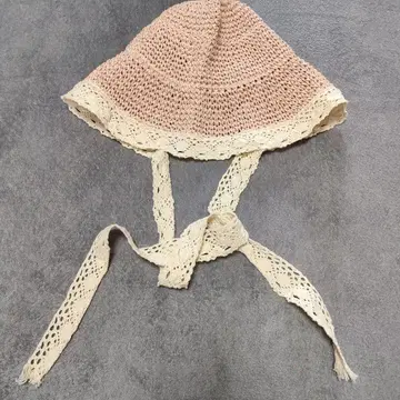핑크와 크림색의 크로셰 뜨개질 모자 머리 둘레 56cm 정도