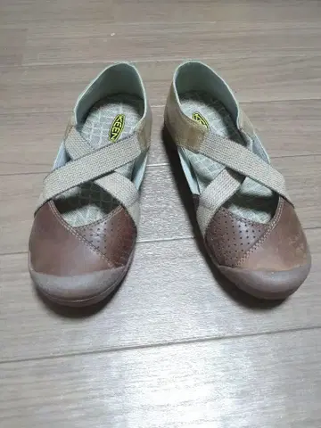 KEEN 브라운 크로스 스트랩 샌들 36