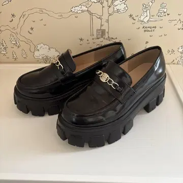 블랙 통굽 로퍼, 체인 장식