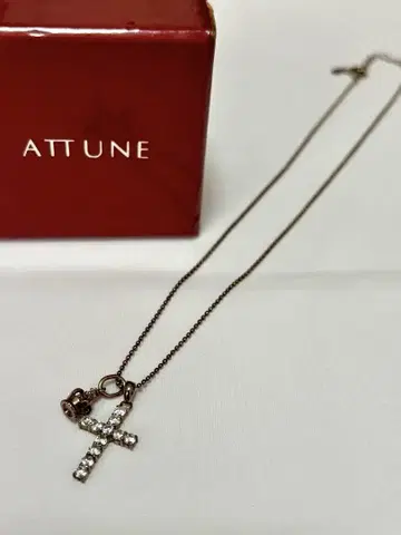 ATTUNE 스톤 크로스 & 크라운 목걸이 핑크 골드