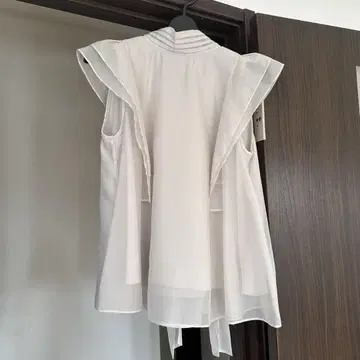 SNIDEL 화이트 슬리브리스 셔츠 F