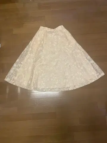 아이보리 플레어 스커트와 상의 세트