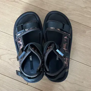 자라 레오파드 무늬 스포츠 샌들