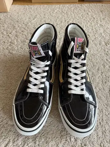 Vans 하이컷 패턴트 레더 에나멜 블랙/골드 28cm