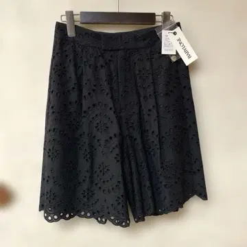 BABYLONE 블랙 자수 숏 팬츠
