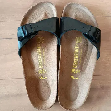 미사용 새상품 BIRKENSTOCK 블랙 에나멜 샌들 38