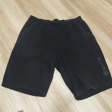 Skins 블랙 숏 팬츠