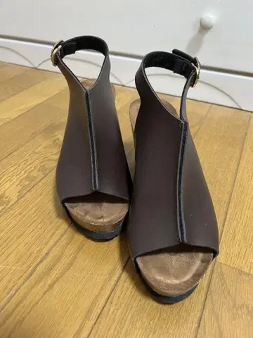 브라운 오픈토 컴포트 샌들
