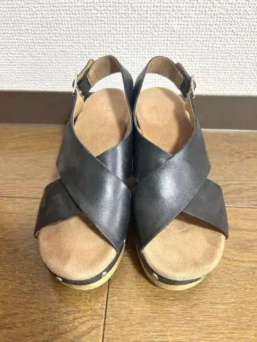 Clarks 크로스 스트랩 블랙 샌들
