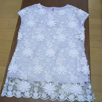 연보라색 꽃무늬 자수 반팔 튜닉