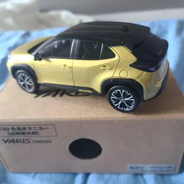 Yaris Cross 1/30 스케일 미니카 골드/블랙