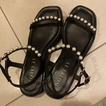 LE TALON 통굽 샌들 4cm 펄 스트랩 스트랩