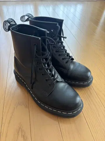 Dr. Martens 1460 화이트 스티치 8 홀 부츠